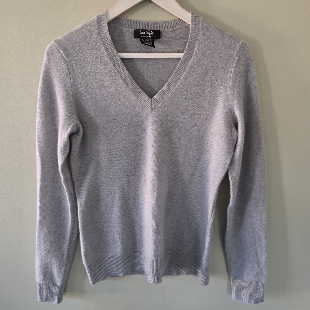 NWOT Lord & Taylor XS Quiet Luxury Modern Contemporary Cashmere V Neck Sweater - Picture 2 of 11